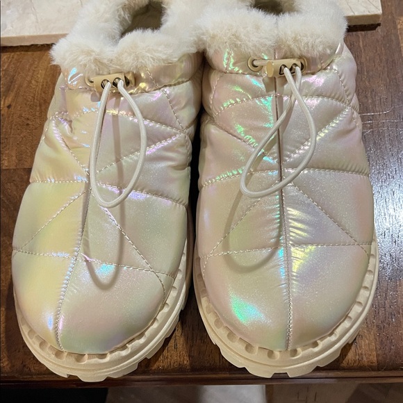 Jambu Iridescent Quilted Slippers with Faux Fur - Picture 3 of 6